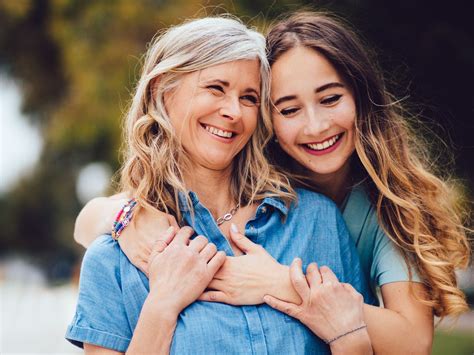 Mum, daughter and sister all share same husband to keep him。